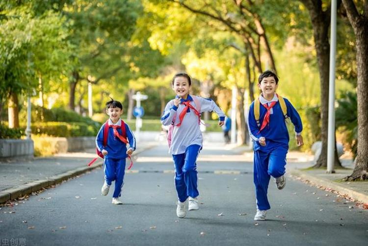 小学生是满六岁就能上一年级吗,小学生上学时间新政策