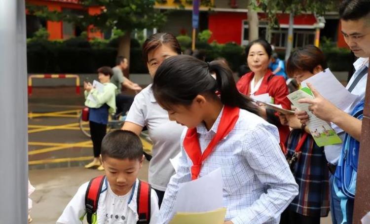 小学生是满六岁就能上一年级吗,小学生上学时间新政策