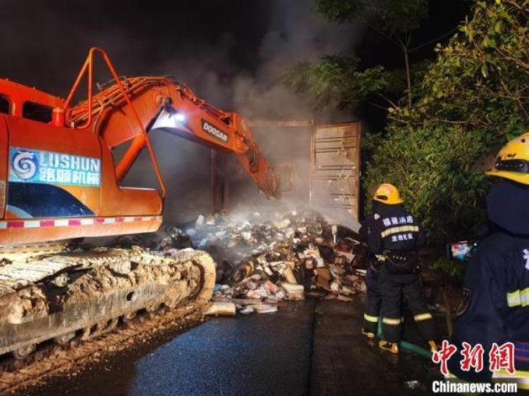 龙岩高速车祸,福建一隧道内大货车辆起火