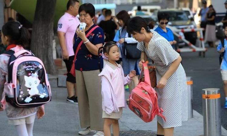 小学生是满六岁就能上一年级吗,小学生上学时间新政策