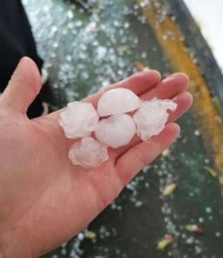 遭遇冰雹袭击,极端天气狂风暴雨加冰雹