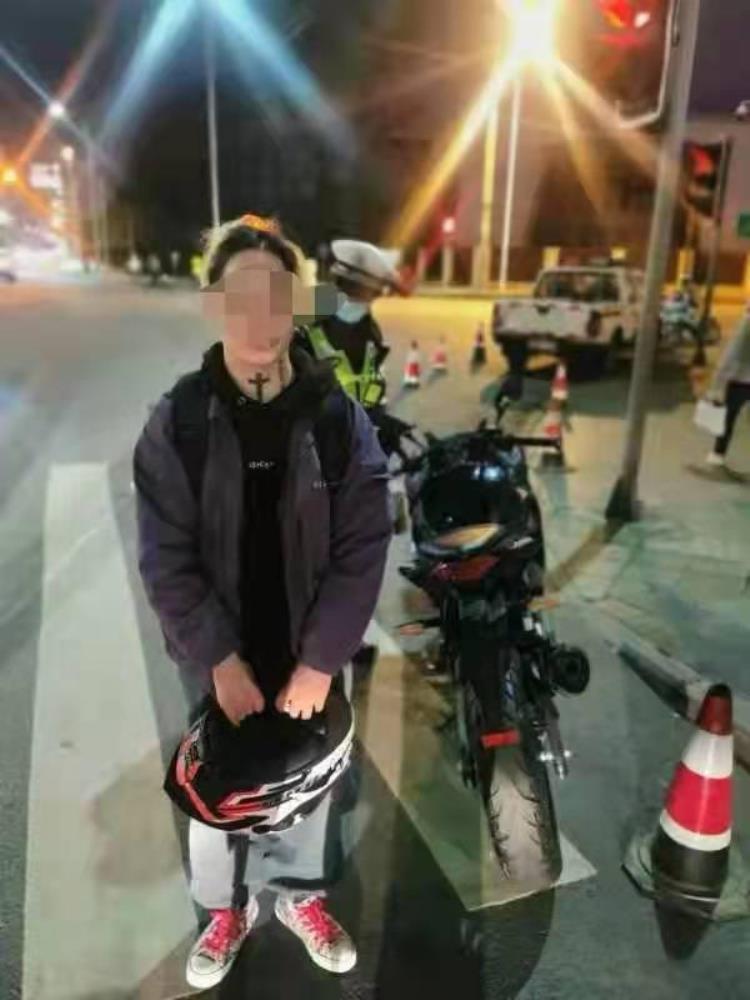 查处炸街车,成都交警严查“炸街车”