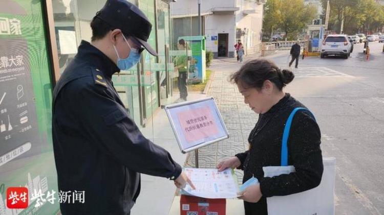 包装快递的袋子是什么垃圾「快递潮来袭包装袋是哪种垃圾听城管队员边拆边讲解」