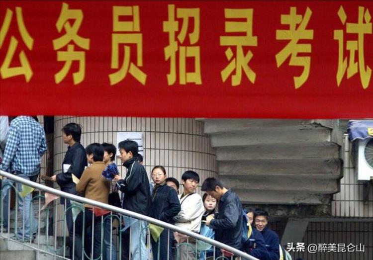 公务员为什么要求男性「公务员招不到男生的现象越来越严重为什么各单位都想要男性呢」