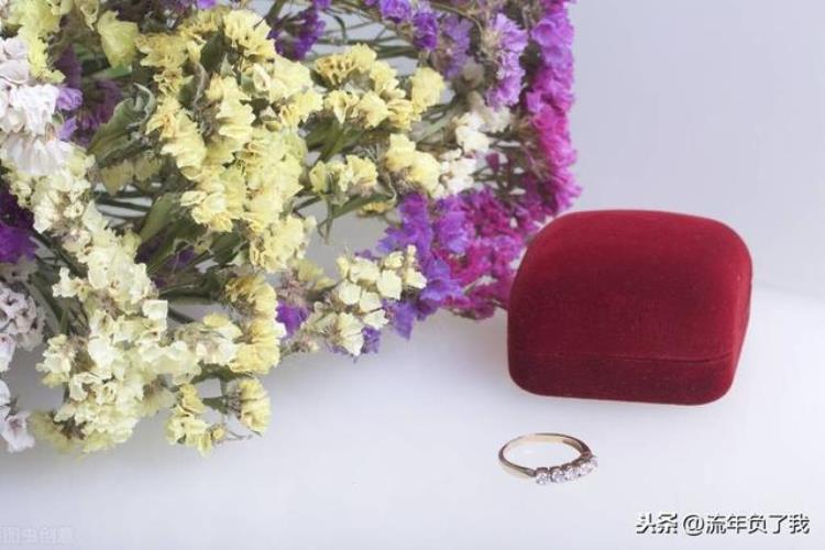 离婚的女人戒指怎么戴「离婚女人戒指怎么戴自由了可以随便带」