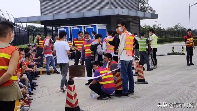 快递公司临时工工资多少钱一个小时「在1000多人的快递工厂做临时工只上班12小时工资轻松拿156元」