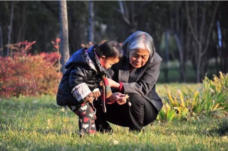 父母帮忙带孩子一直在老家不回来「老人帮子女带完孩子之后不愿意再回老家主要还是这几个原因」