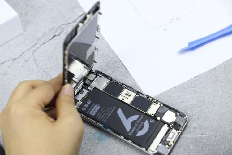 自己更换苹果11电池「iPhone11太贵教你自己动手换iPhone电池缝缝补补又一年」