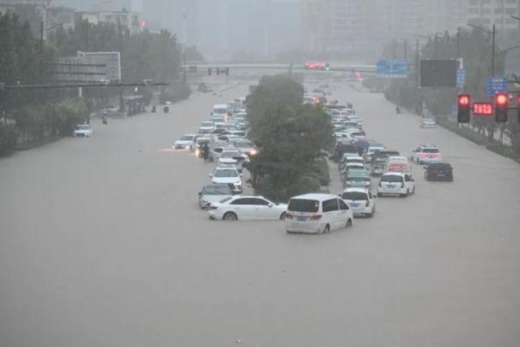 郑州史上最强降雨已致12人死亡「揪心郑州遭遇历史最强降雨已致12人死亡约10万人转移」