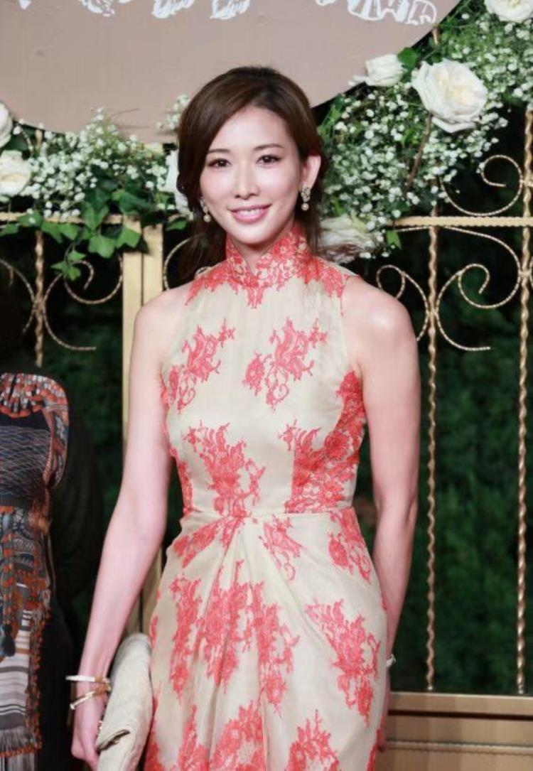 林志玲婚后大变样「林志玲婚后状态越来越好穿印花裙美出新高度气质很难被超越」