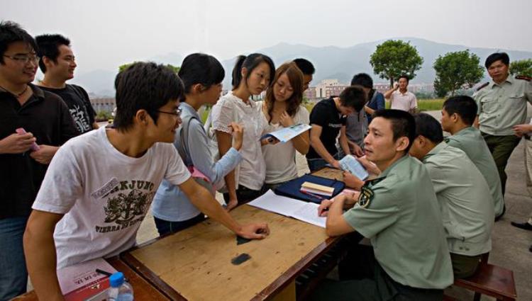 大学生直招士兵「2023年为何鼓励大学生直招军士入伍这4点原因最明显」