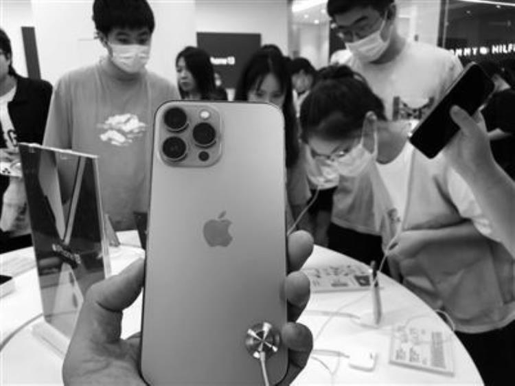 苹果13加价一千「iPhone13加价8001500元手机经销商表示若不急着用建议再观望几天」