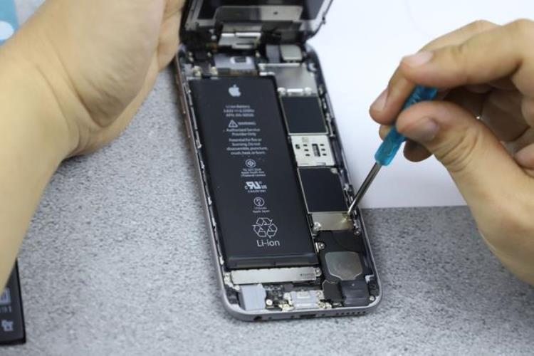 自己更换苹果11电池「iPhone11太贵教你自己动手换iPhone电池缝缝补补又一年」