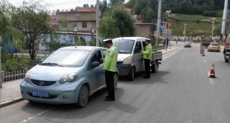 交警怎么看出无证驾驶「路上的车那么多是怎么识别出无证驾驶的交警一般这3种方法」