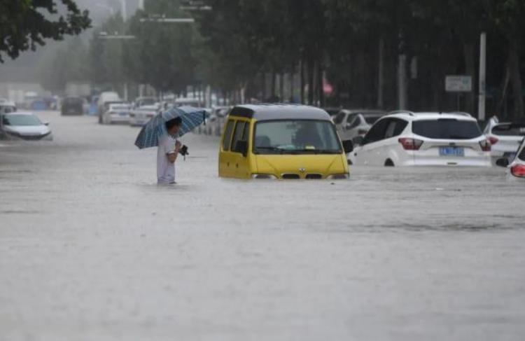 郑州史上最强降雨已致12人死亡「揪心郑州遭遇历史最强降雨已致12人死亡约10万人转移」