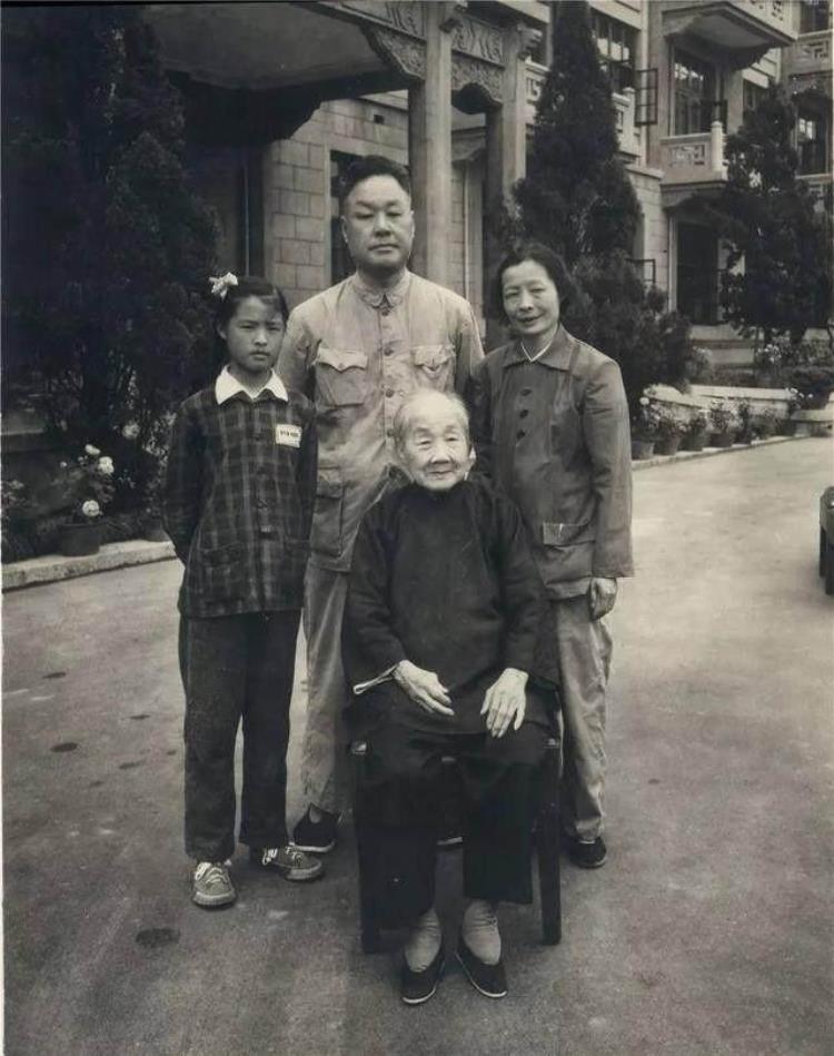 1946年毛主席见到毛岸英问你的妈妈牺牲前说了什么