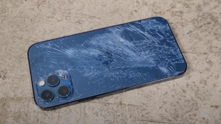 iphone 12后盖碎「iPhone12摔碎后盖整机报废苹果终于撑不住了」