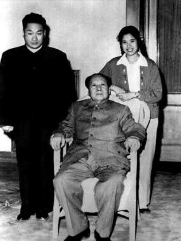 1946年毛主席见到毛岸英问你的妈妈牺牲前说了什么