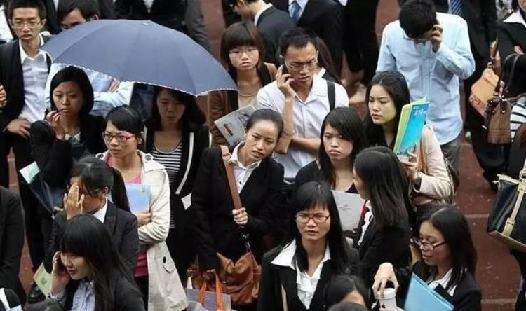 上海工薪阶层收入「上海各阶层薪资表被翻出收入与学历让人心酸毕业生有苦难言」