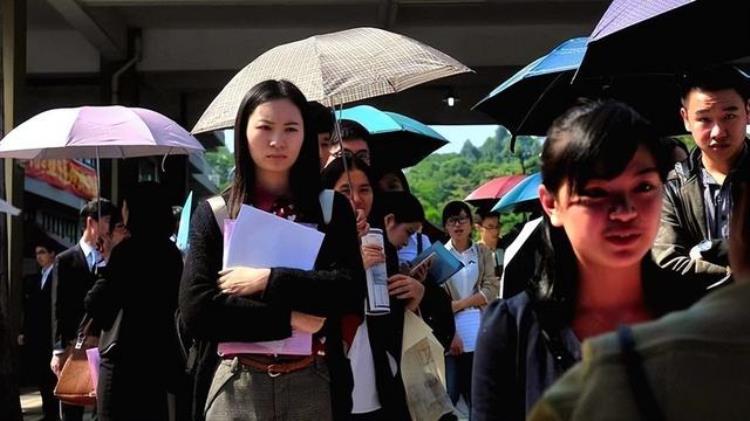 上海工薪阶层收入「上海各阶层薪资表被翻出收入与学历让人心酸毕业生有苦难言」