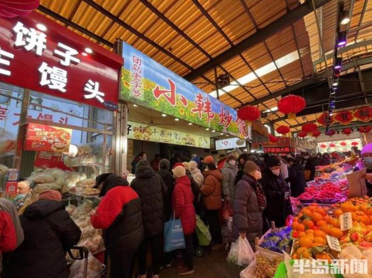 农贸市场春节备货新闻「置办年货市民络绎不绝记者探访农贸市场价格平稳商超促销多」