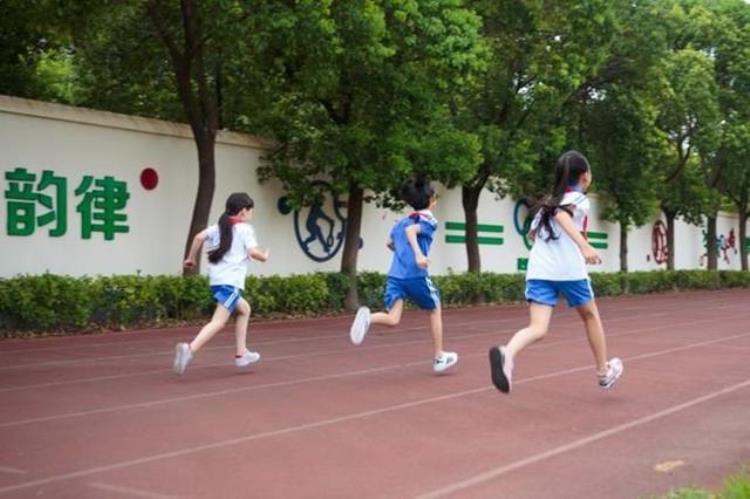 9月出生的孩子上学得晚一年吗「孩子出生在九月晚上一年小学会吃亏8月末和九月初才尴尬」