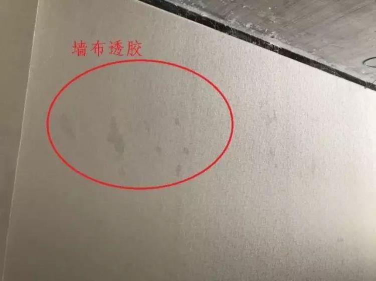 墙纸透胶了怎么办「墙纸遭遇透胶问题你家遇到过吗」