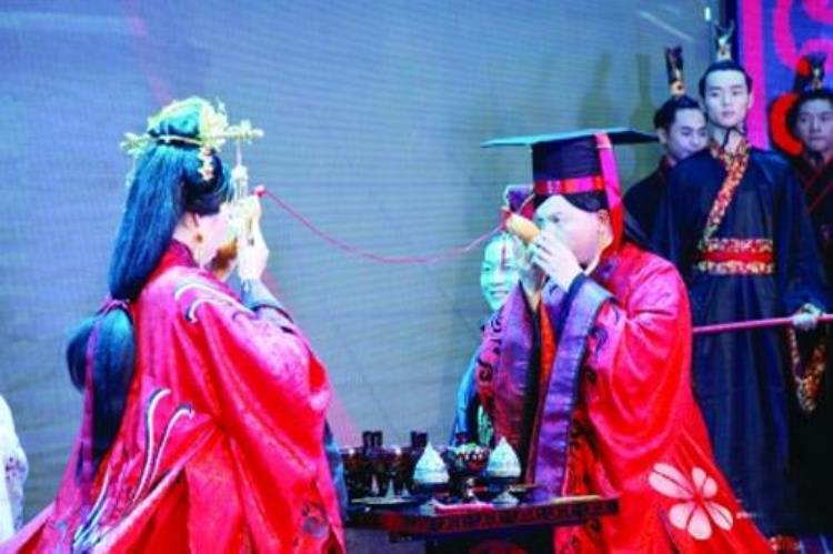 结婚为什么要喝交杯酒「交杯酒别乱喝揭秘结婚为何要喝交杯酒」