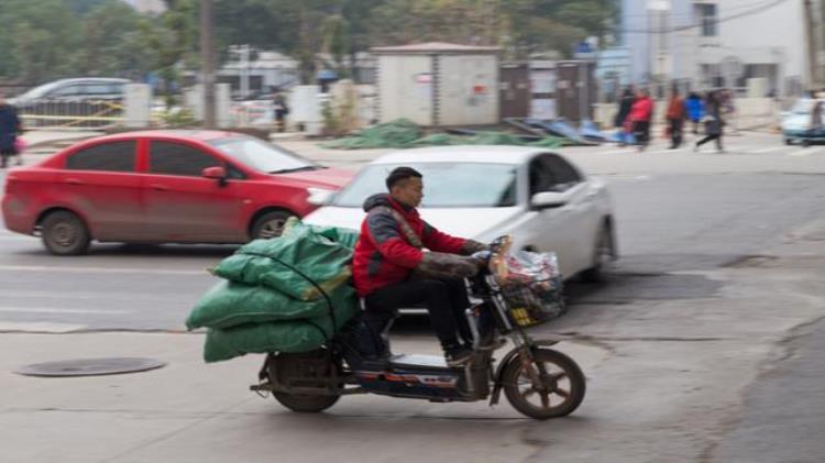 京东第一个快递员年薪多少「京东史上第一名快递员工号0001入职12年如今他月薪多少」