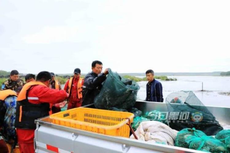 牛黑河火山湖里养大闸蟹简装三斤卖一百多块