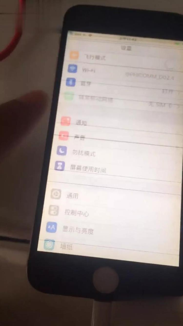 iphone 摔出白线「IPhone手机摔出白线条还傻傻拿去修吗看我如何简单调试」