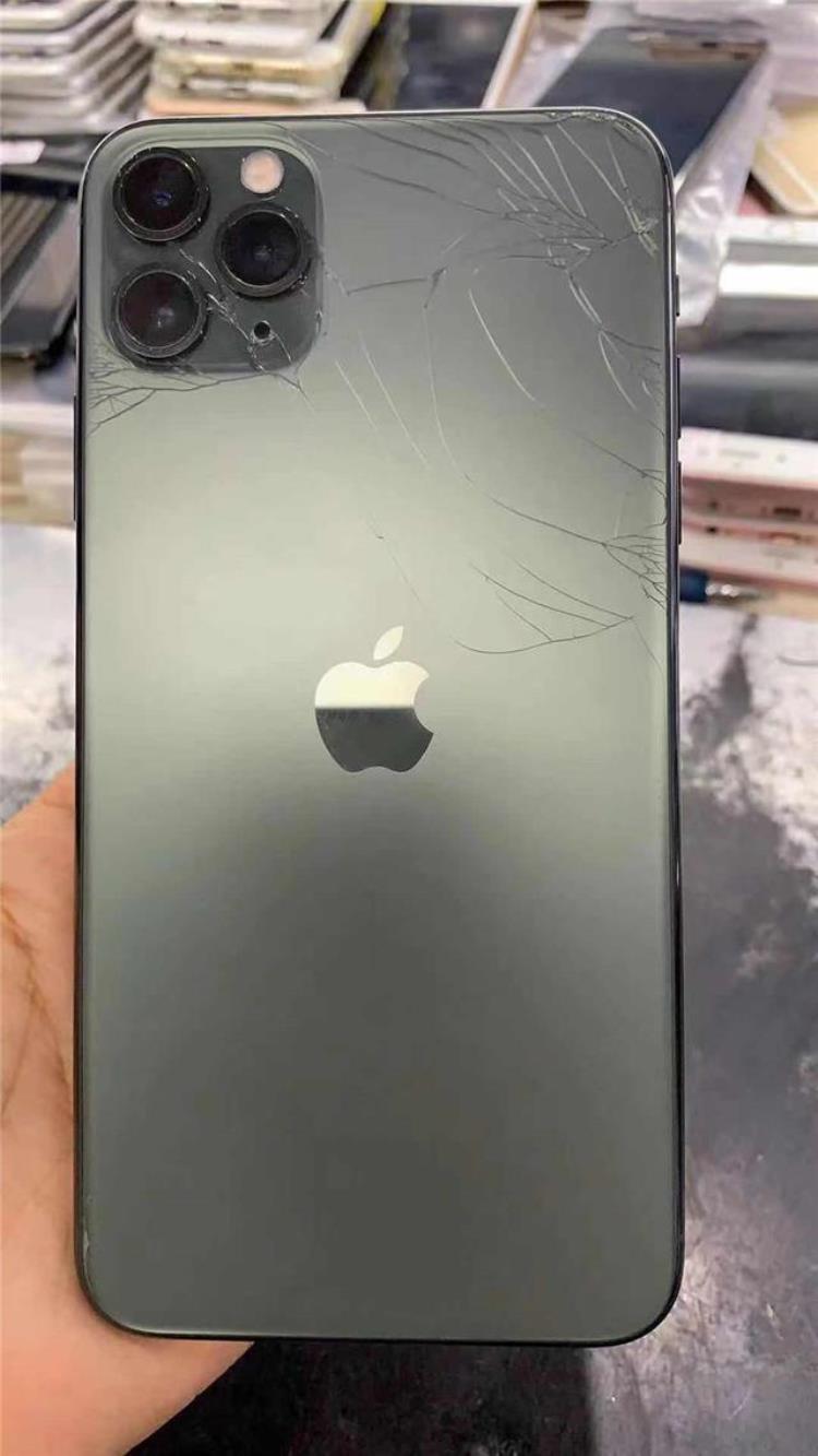 苹果11碎了「刚买的iPhone11就爆碎了官方维修最低628元最高4659元」