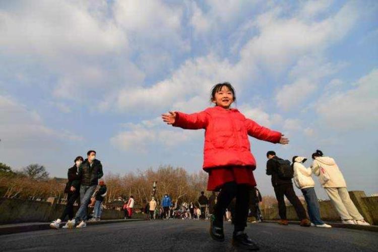 今年为什么这么多雾「晚上大雾明天什么天气」