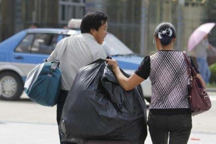 衣服 致癌物「警惕央视曝光市场夺命毒衣服致癌物超标27倍别再乱买了」