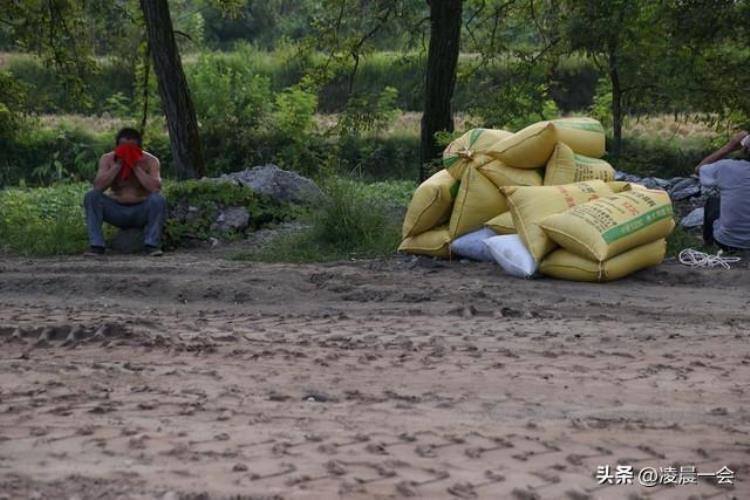 太穷的男人不能谈感情「穷男人不配谈恋爱因为穷我们离婚了」