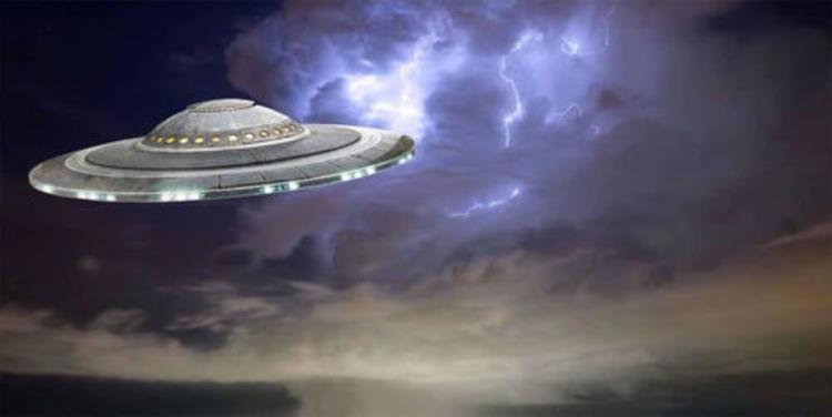 厦门ufo「雷雨后厦门夜空突现大量光点外星人大举入侵分析非常罕见」