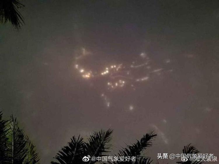 厦门ufo「雷雨后厦门夜空突现大量光点外星人大举入侵分析非常罕见」