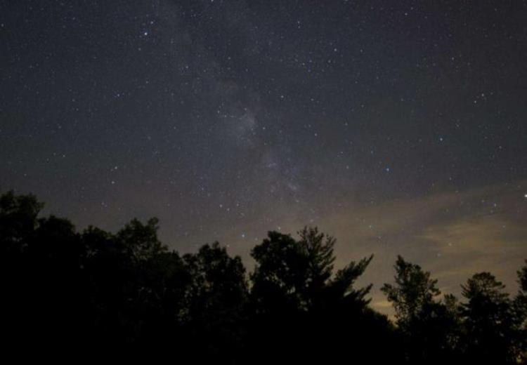 为什么夜空中的星星看起来都是黑白的呢,为什么星星只有黑白色