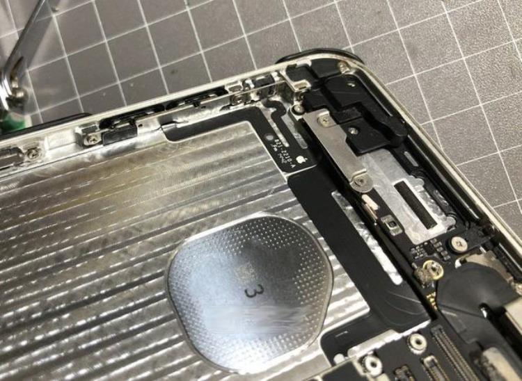 6s换音量键排线教程「天气冷了教大家更换下iPhone6Plus电池顺带换音量键排线总成」