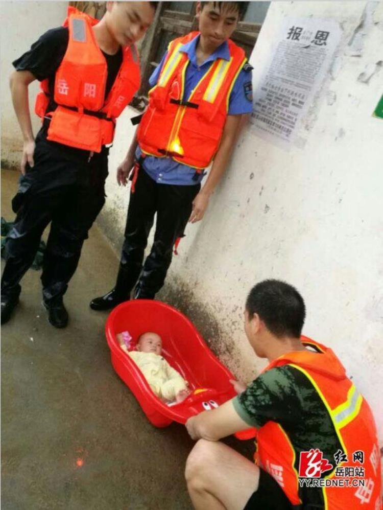 岳阳雨中救援澡盆宝宝引热议网友请记住这些可爱的脸