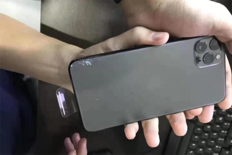 苹果11修一次多少钱「苹果iPhone11修一下多少钱轻轻一摔维修费够买新手机」