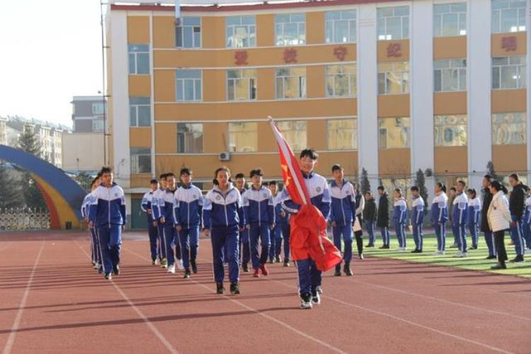 为防冻伤学生参加学校组织的各类活动中不用统一穿校服了