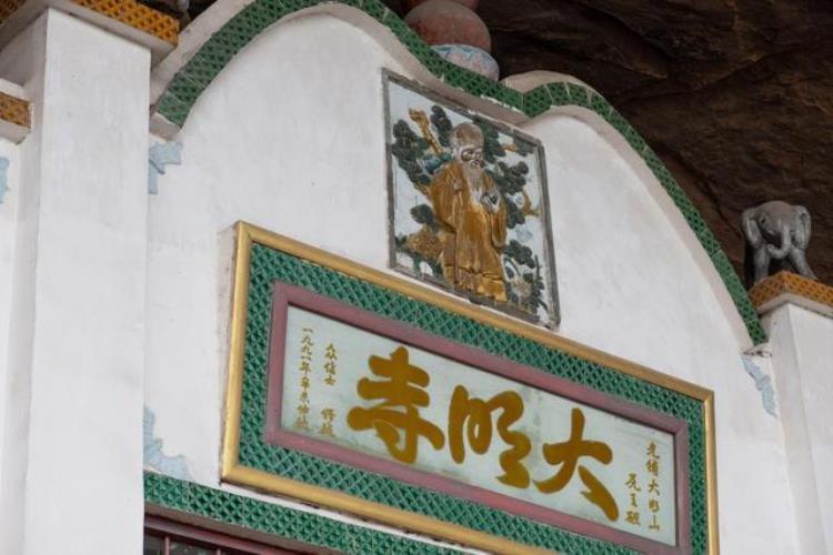 寺庙为什么一般都建在山上边「为什么寺庙喜欢建在山顶和洞穴看看这里就知道了」