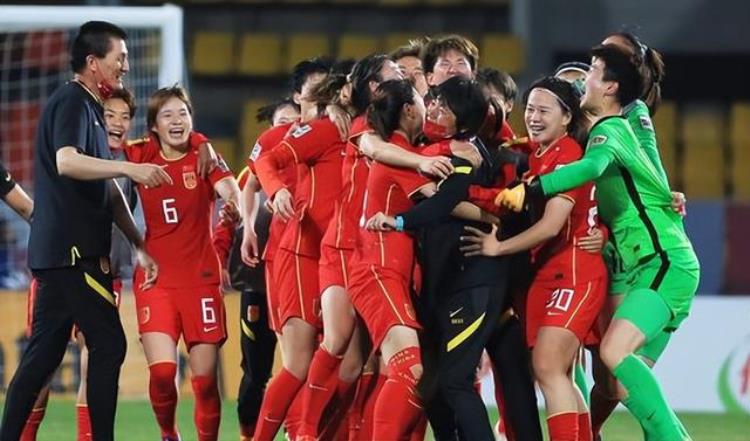 中国女足勇夺世界杯「姑娘冲中国女足出征世界杯」