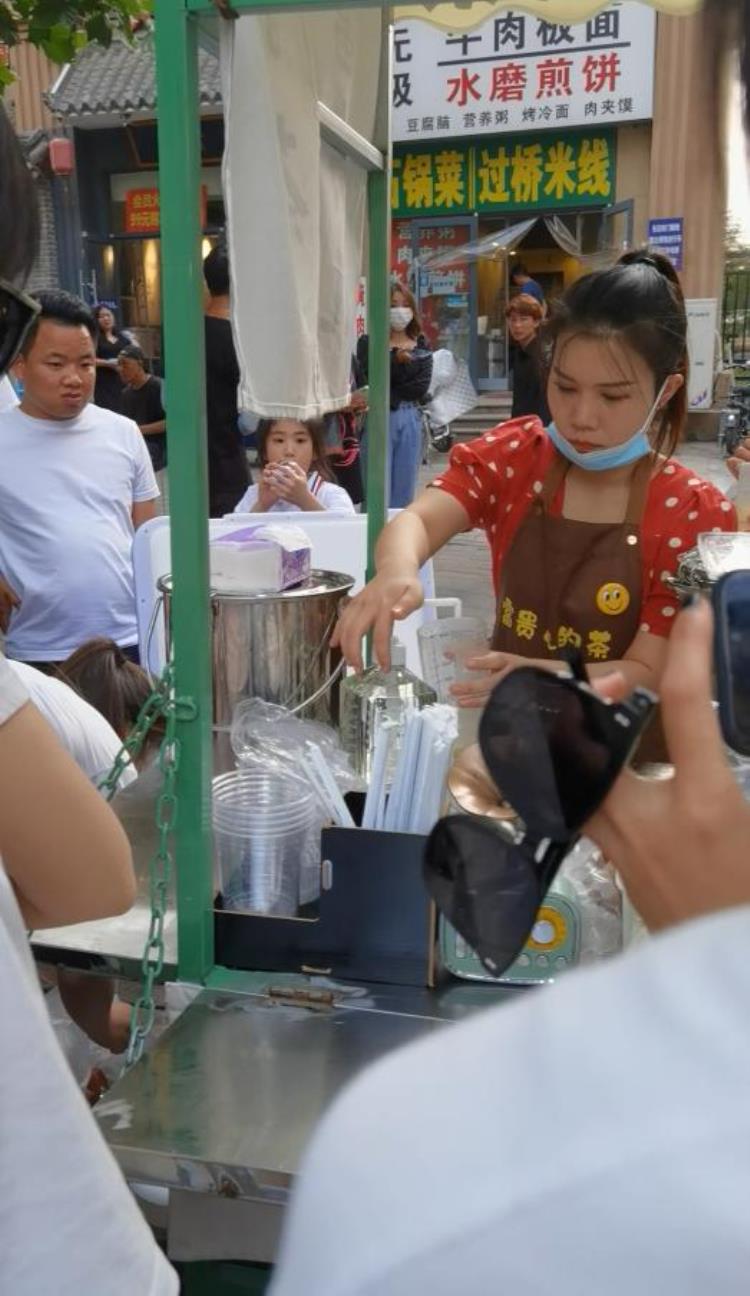 石家庄90后女孩辞职摆摊卖奶茶火了每天上百人排队还有外地网友专程过来买