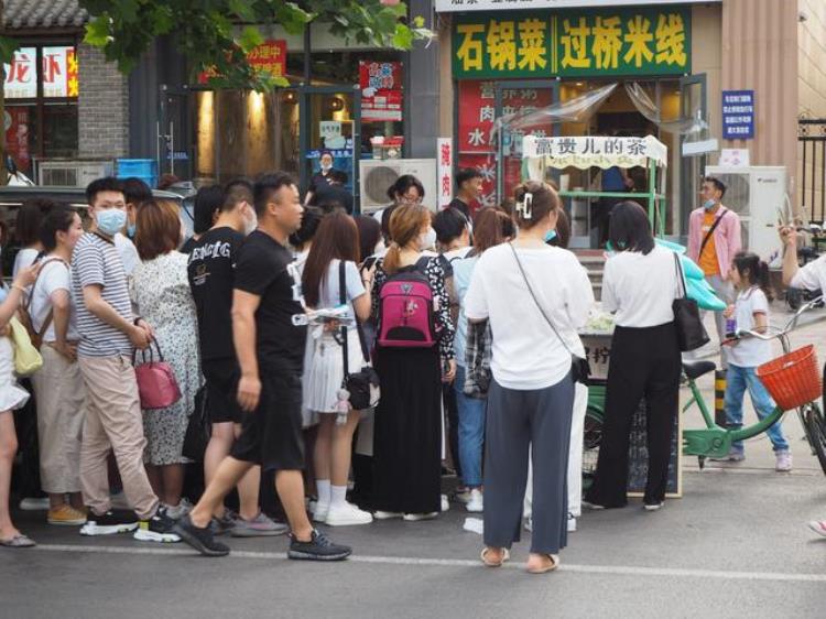 石家庄90后女孩辞职摆摊卖奶茶火了每天上百人排队还有外地网友专程过来买