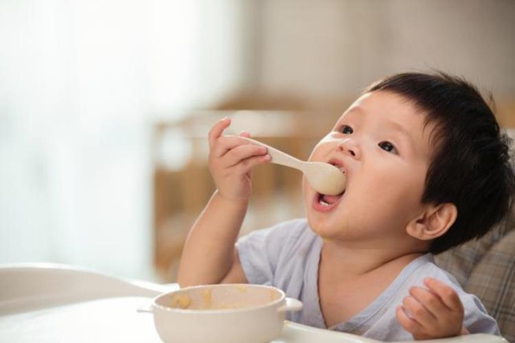 孩子小便有很多泡沫「孩子小便里突然出现很多泡沫当心是这个病在作怪」