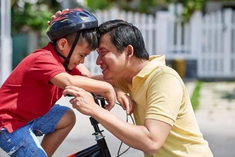 父亲太懦弱对孩子的影响「三种爸爸带大的男孩往往自卑懦弱没主见未来婚姻可能多坎坷」