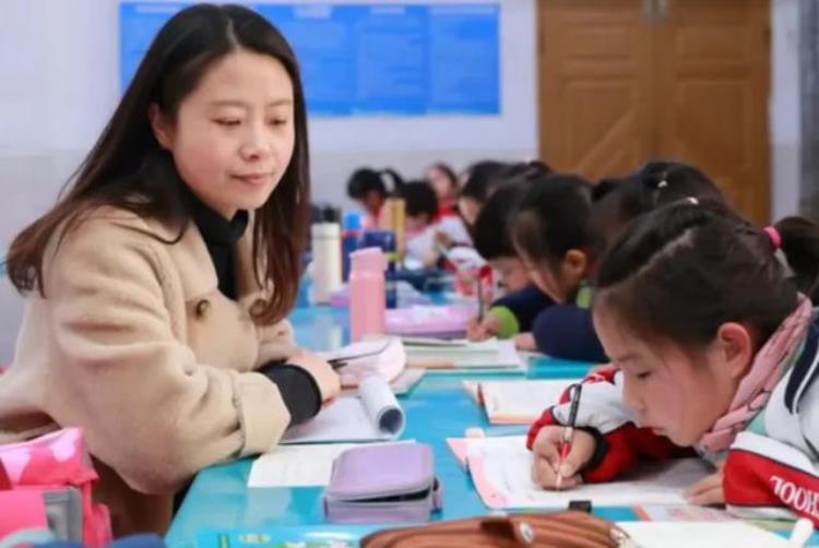 学生奶不允许市场销售「学生奶风气蔓延高于市场价的非纯牛奶家长被迫自愿订购」