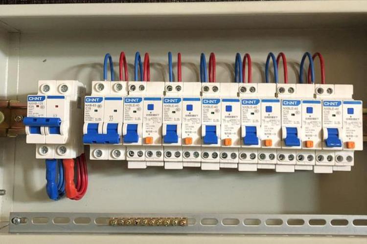 家庭电路中跳闸的原因是什么「家庭电路开关跳闸原因有哪些怎么解决听听电工师傅说的经验」